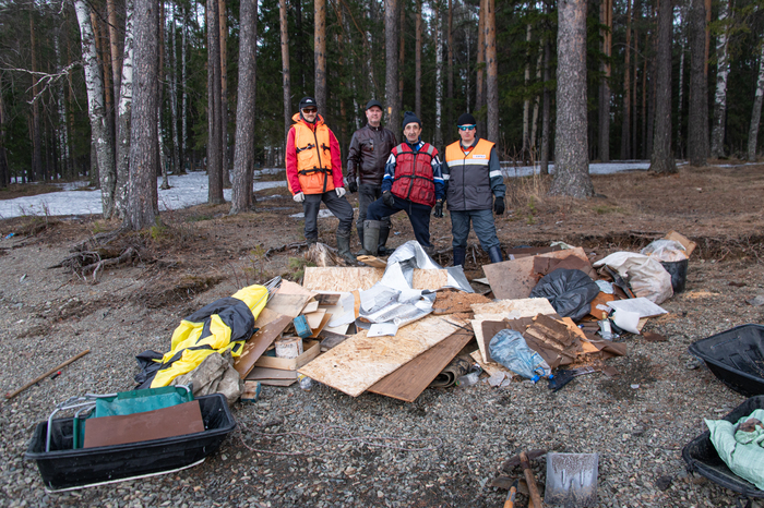 С льда убрали более ста килограммов мусора, оставленного рыбаками