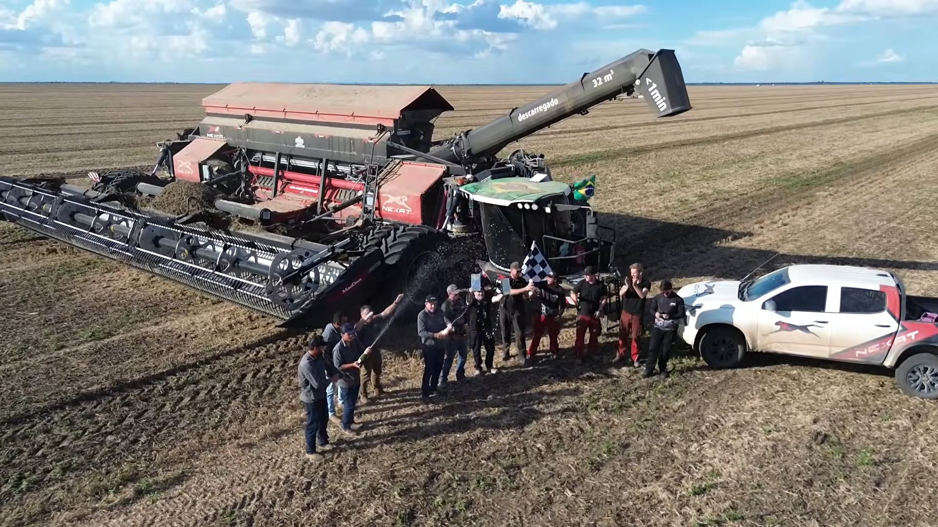 637.76 tons of soybeans in 8 hours – a new world record for NEXAT in Brazil! - Agroscout360, Agronews360, Agricultural machinery, Сельское хозяйство, Combine harvester, Corn, Harvesting, Record, Longpost