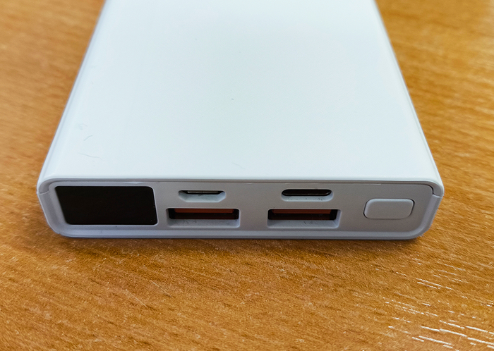 Выбор разъемов - годный. Два USB, один Type-C и даже один micro-USB. Кнопка проверки процента заряда.