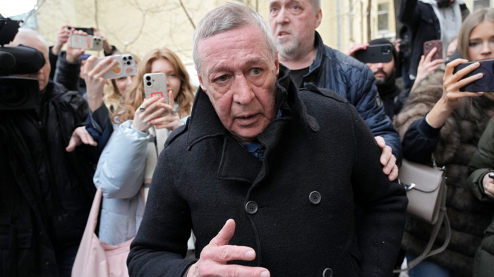 "Здесь дурдом": Ефремов попросился назад в колонию