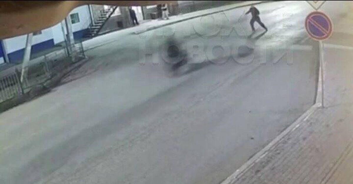 In Astrakhan, a man tried to stop a young biker on the move. - news, Events, State of emergency, Road accident, Motorcyclists, Video, Video VK, Short videos