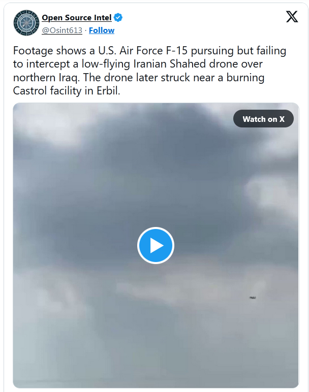 Кадры показывают, как F-15 ВВС США преследует, но не может перехватить низколетящий иранский дрон «Шахед» над северным Ираком. Позже беспилотник нанёс удар вблизи горящего объекта Castrol в Эрбиле.