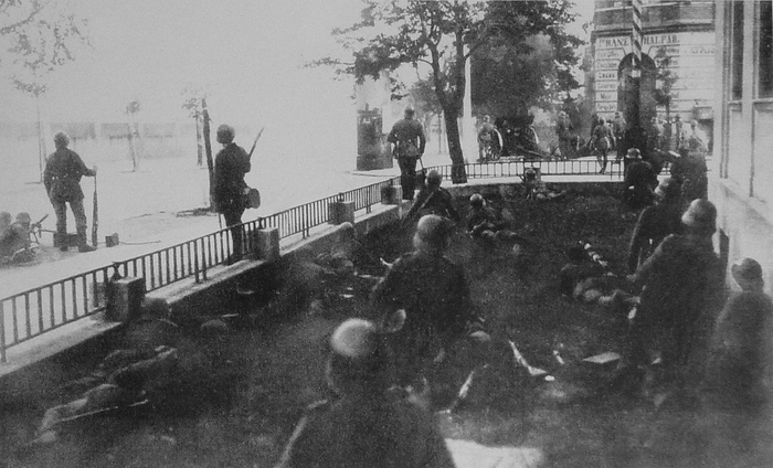 Немецкие солдаты, сражающиеся с польскими повстанцами в Мысловице (1919 год).