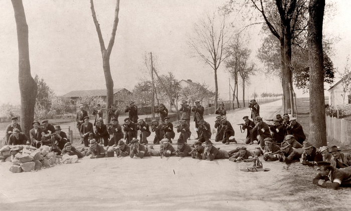 Польские повстанцы охраняют проселочную дорогу (1921).