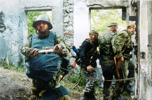 Так не бывает! Пять далёких от реальности штампов из кино об оружии и военной технике