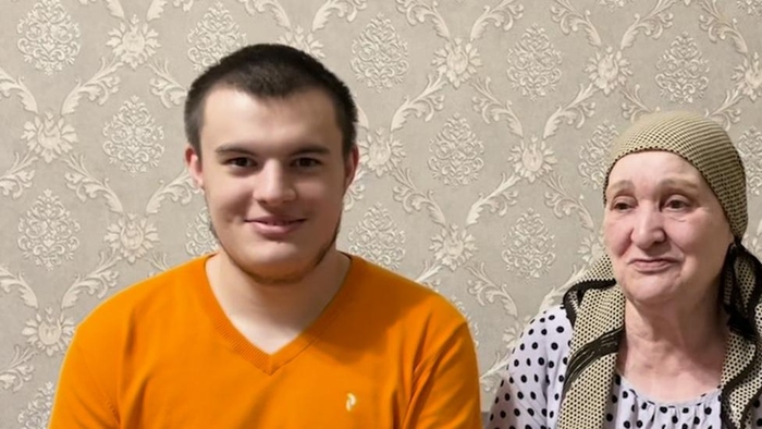 19-летний Шамиль Устарбеков, страдающий аутизмом, вынес на себе 23 человека во время наводнения