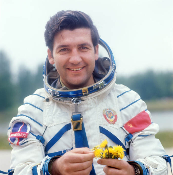 <!--noindex--><a href="https://pikabu.ru/story/den_kosmonavtiki_13875029?u=http%3A%2F%2Fepizodsspace.airbase.ru%2Fkosm%2Fk%2Fklimuk_petr%2Fklimuk_petr2.jpg&t=epizodsspace.airbase.ru%2Fkosm%2Fk%2Fklimuk_petr%2Fklimuk_pet...&h=b3c15d6d7da457f5dbe61392233ebde50d5dbb45" title="http://epizodsspace.airbase.ru/kosm/k/klimuk_petr/klimuk_petr2.jpg" target="_blank" rel="nofollow noopener">epizodsspace.airbase.ru/kosm/k/klimuk_petr/klimuk_pet...</a><!--/noindex-->