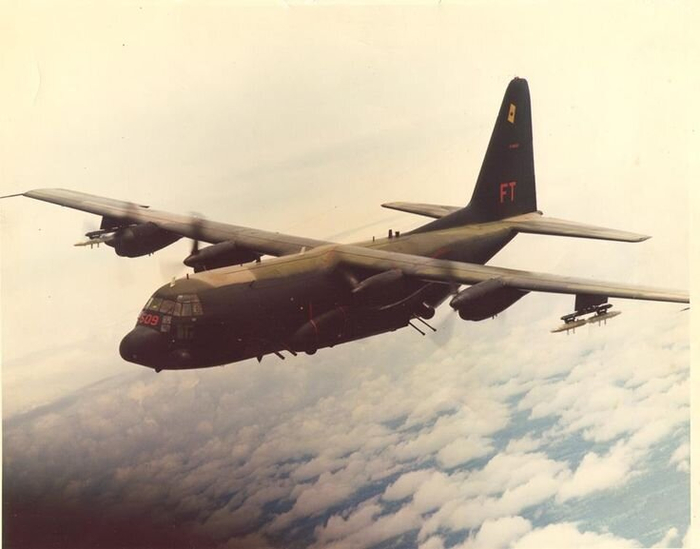 AC-130 � ������. ���� �� ���������� 105-�� ������ � ������� 40-�� ���������, ��� ����������������� AC-130A ��� AC-130E