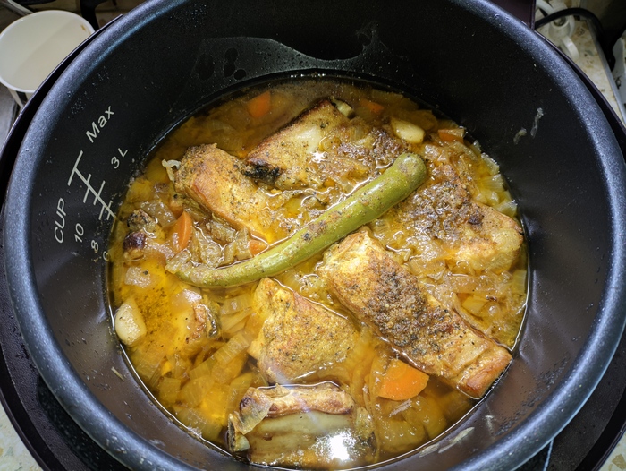 Только мясо и лук, никакой воды и рядом не стояло.