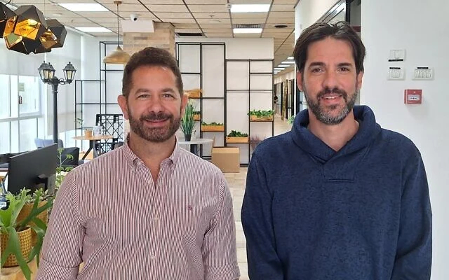 ����������� �������� ������������ �������� DustPhotonics ������ �������� (�����) � ����������� �������� ����� ������. (���� ������������� DustPhotonics)