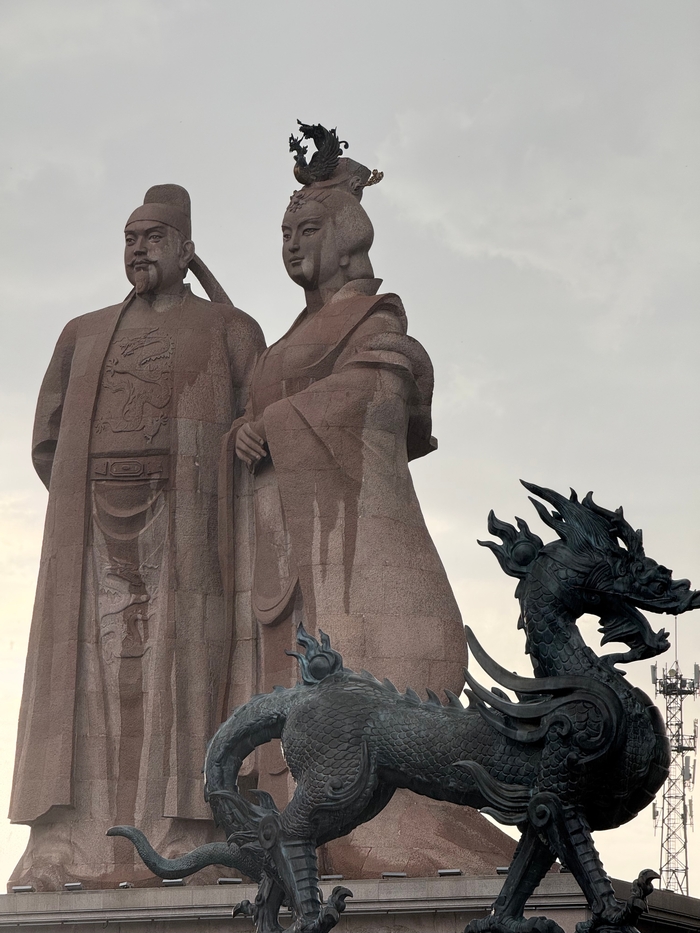 Скульптура императора Ли Чжи и императрицы У Цзэтянь в центре города при мавзолее Цяньлин (фото из личного архива автора, лето 2025)