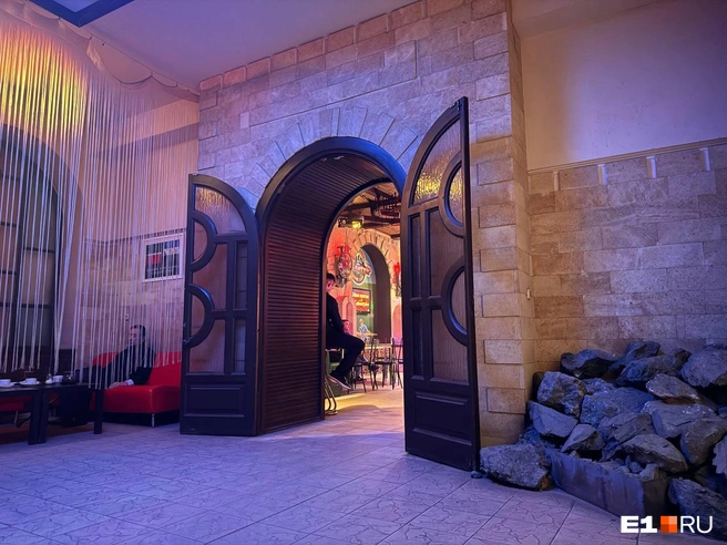 � ����� � ���� ���� ������ ��� ���, ��� ����� ��������� ��������: ����� ��������� / <!--noindex--><a href="https://pikabu.ru/story/tyi_russkaya_chto_li_chto_tvoritsya_v_nochnom_klube_v_glushi_ekaterinburga_kotoryim_zapravlyayut_tataryi_13889750?u=http%3A%2F%2FE1.RU&t=E1.RU&h=d14cb2f4849bc246a517d6332b909846dc263a36" title="http://E1.RU" target="_blank" rel="nofollow noopener">E1.RU</a><!--/noindex-->