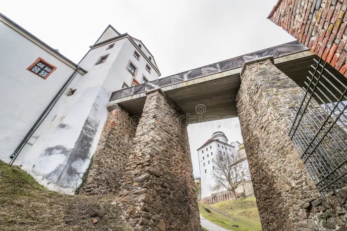����� ����������� (Krimlstein-Turm), ����� 1350 ����. �����������, 15 ������ � ������. ���� �� ��������� ����� ��������. ����� � �������, ��� ������ �����������. ������� � ��������� ��������.