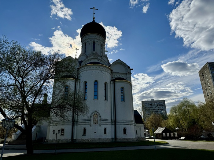 Храм преподобного Серафима Саровского в Раеве — это главный храм большого приходского комплекса в Северном Медведкове, освященный в 2017 году. На его территории также находится малый Введенский храм.