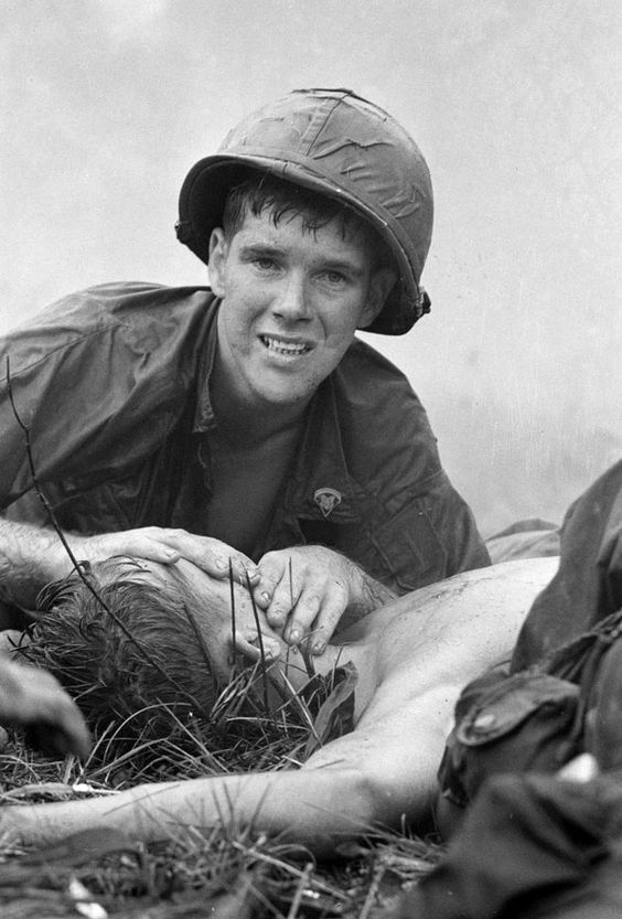 Подписано "Военврач James Callahan делает искусственное дыхание раненому"