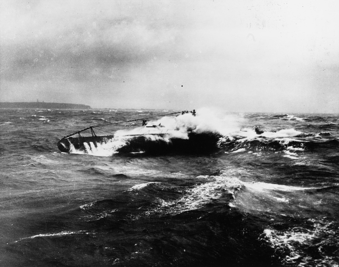 Подводная лодка типа UB-II в сильный шторм у острова Гельголанд, 1917 год. К этому типу относилась и субмарина SM UB-29