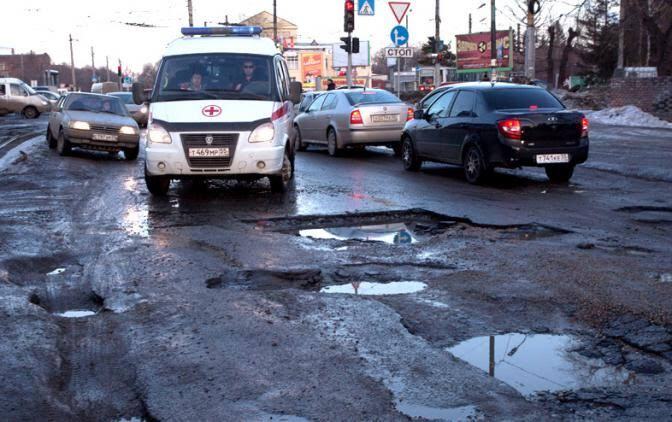 Все дворы заставлены новыми иномарками, а на дорогах не протолкнуться...
