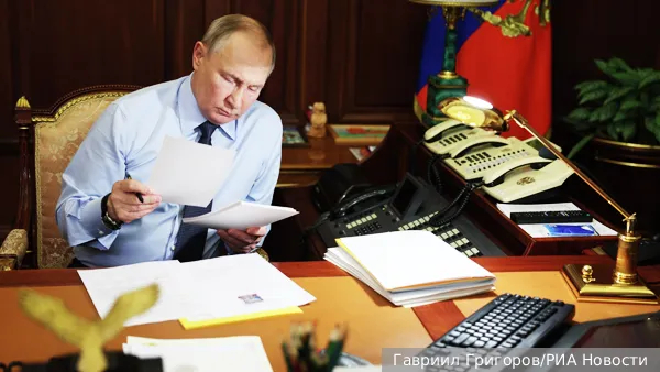Песков: Путин плотно занимается вопросами экономики