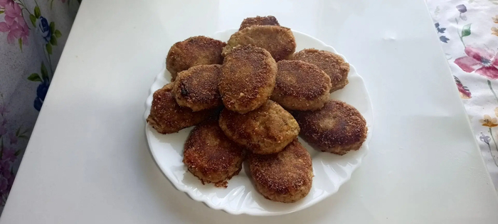 Вот из такого небольшого количества продуктов получилась горка вкуснейших рыбных котлет.
