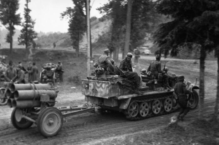 �������������� ����� Sd.Kfz. 10 ��������� ���������� ������ Nebelwerfer 42 51-�� ���������� ����� (4-� �������� �����) �� ������� ����� ������ ������. (<a href="https://pikabu.ru/story/_tak_ona_i_poplyivet_13974575?u=https%3A%2F%2Fcommons.wikimedia.org%2Fwiki%2FFile%3ABundesarchiv_Bild_101I-155-2109A-06A%2C_Russland%2C_Halbkettenfahrzeug_mit_Nebelwerfer.jpg&t=%D0%98%D1%81%D1%82%D0%BE%D1%87%D0%BD%D0%B8%D0%BA&h=69063f2cc5fb7d84a3b1e9d582f341718b97ea08" title="https://commons.wikimedia.org/wiki/File:Bundesarchiv_Bild_101I-155-2109A-06A,_Russland,_Halbkettenfa..." target="_blank" rel="nofollow noopener">��������</a>)
