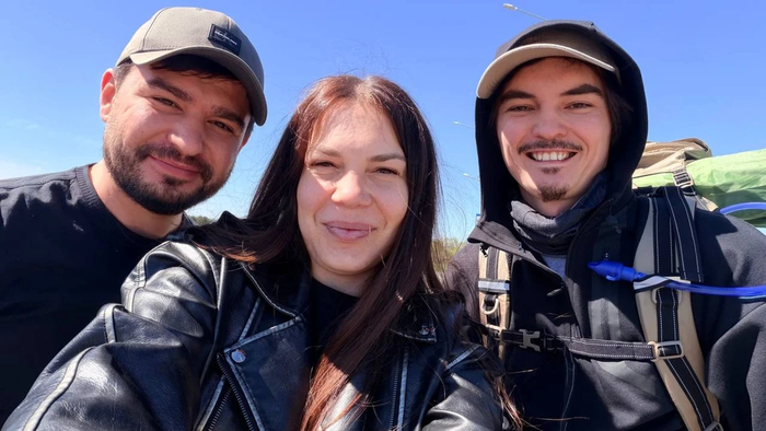 По дороге в Набережные Челны произошла знаковая встреча с семейной парой, которая идет пешком из Москвы до Владивостока. Фото: соцсети героя публикации