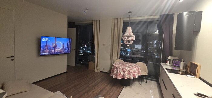 На потолке все еще нет люстры, но это дело наживное