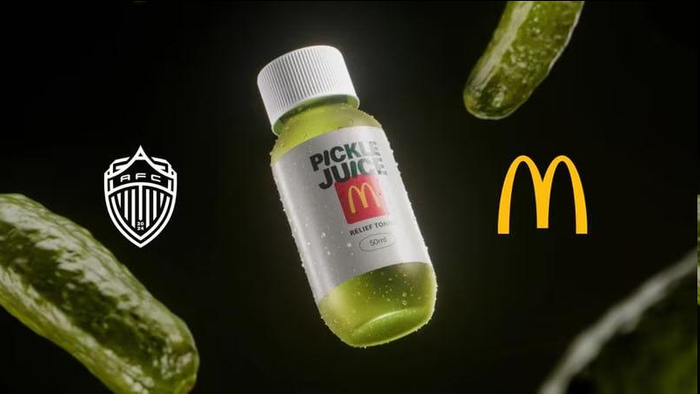 Новозеландский McDonald's на огуречном: совместно с футбольным клубом Auckland FC они выпустили огуречный рассол в мини-баночках