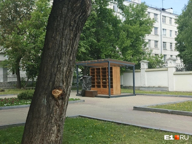 Источник: Анастасия Копыркина / <!--noindex--><a href="https://pikabu.ru/story/ryadom_parochki_sidyat_na_skameechkakh_v_ekaterinburge_nedaleko_ot_ploshchadi_1905_goda_nashli_visyashchiy_trup_muzhchinyi_14000673?u=http%3A%2F%2FE1.RU&t=E1.RU&h=d14cb2f4849bc246a517d6332b909846dc263a36" title="http://E1.RU" target="_blank" rel="nofollow noopener">E1.RU</a><!--/noindex-->