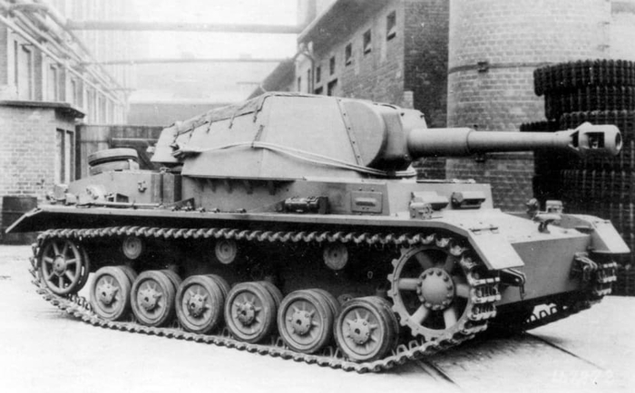 Pz.Sfl.IVb — машина неудачная, но проложившая дорогу более совершенным образцам