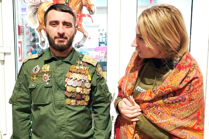 В декабре прошлого года Екатерина Колотовкина смело привлекла внимание общественности к группе мужчин, которые были увешены звездами Героя. Фото: <!--noindex--><a href="https://pikabu.ru/story/zakon_protiv_ryazhenyikh_geroev_v_rossii_khotyat_borotsya_s_prodazhey_falshivyikh_nagrad_14009706?u=http%3A%2F%2Ft.me%2Fgeroi_samara&t=t.me%2Fgeroi_samara&h=bb5a529b90e2587bf8e1d1d81bd2f2b337d4c9e8" title="http://t.me/geroi_samara" target="_blank" rel="nofollow noopener">t.me/geroi_samara</a><!--/noindex-->