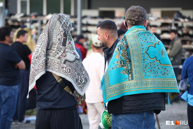 Источник: Владислав Лоншаков / <!--noindex--><a href="https://pikabu.ru/story/zachem_rezat_barana_kak_tyisyachi_musulman_sobralis_na_molitvu_na_sortirovke_14009835?u=http%3A%2F%2FE1.RU&t=E1.RU&h=d14cb2f4849bc246a517d6332b909846dc263a36" title="http://E1.RU" target="_blank" rel="nofollow noopener">E1.RU</a><!--/noindex-->