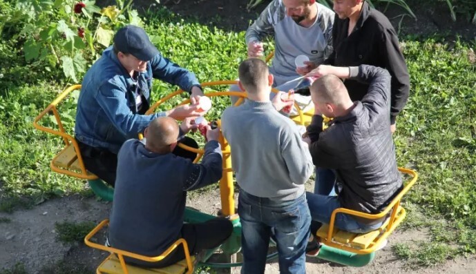 В Сосновоборске построили алкоплощадки во дворах, чтобы пьющие не выгоняли детей