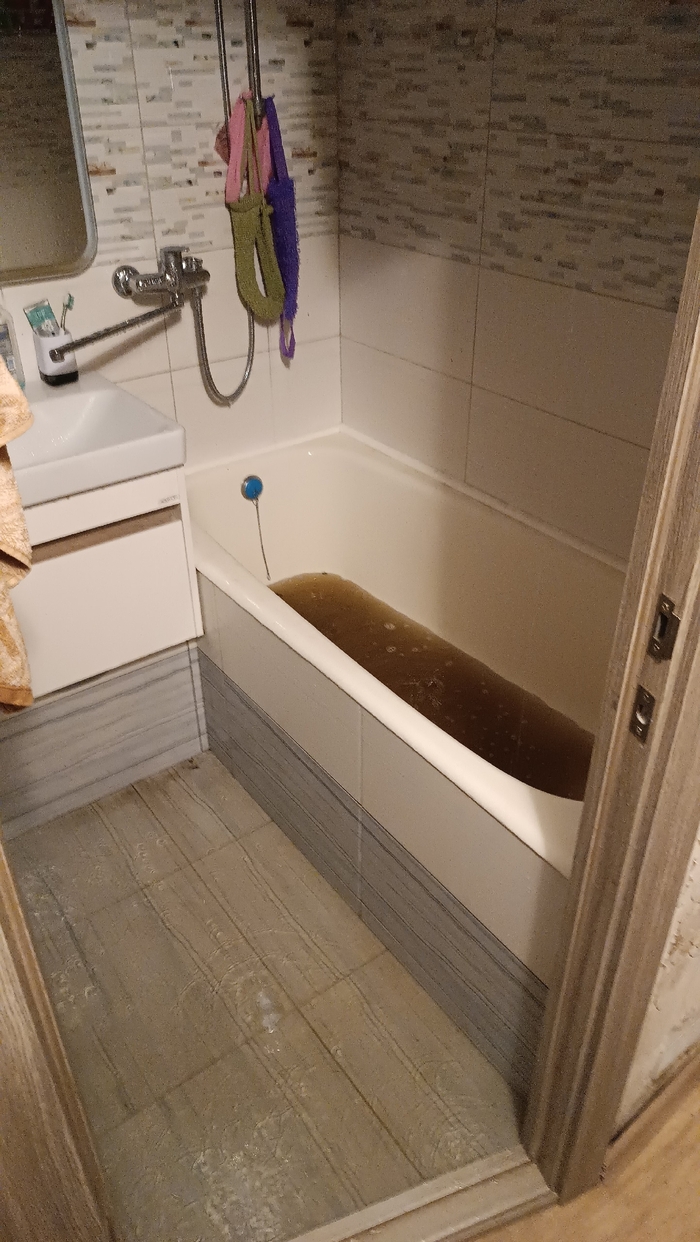 Можно принимать ванну с дождевой водой, но цвет правда смущает...