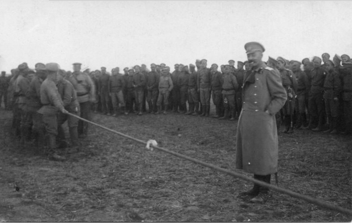 Духовщинский полк. Перетягивание каната. 1916 год. (<a href="https://pikabu.ru/story/chem_byi_ditya_ni_teshilos_lish_byi_ne_plakalo_14014429?u=https%3A%2F%2Frussiainphoto.ru%2Fsearch%2Fphoto%2Fyears-1914-1917%2F%3Findex%3D9%26paginate_page%3D137%26page%3D137&t=%D0%98%D1%81%D1%82%D0%BE%D1%87%D0%BD%D0%B8%D0%BA&h=61a52e5a900e7b8d37d1aaa7c54e1034bcea525b" title="https://russiainphoto.ru/search/photo/years-1914-1917/?index=9&paginate_page=137&page=137" target="_blank" rel="nofollow noopener">Источник</a>)