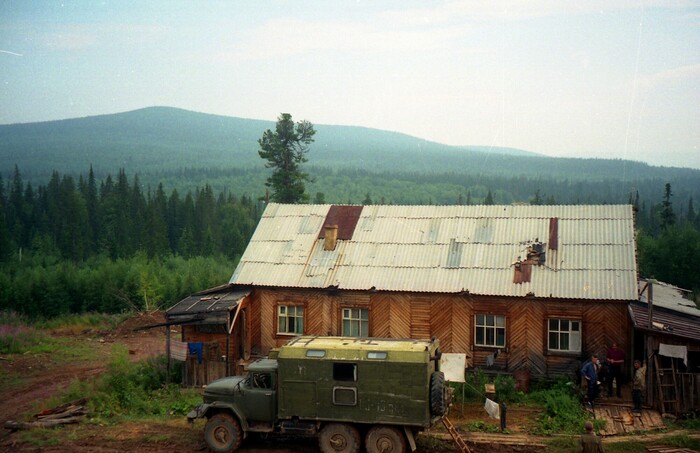 Наше скромное жилище и не менее скромный ЗИЛ-131. На заднем фоне видна гора Кайбуш - самая южная вершина хребта Золотой Камень.