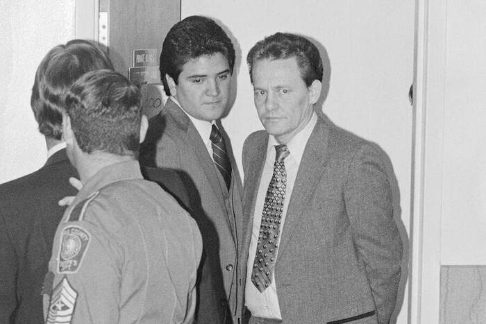 Чарльз Харрелсон (крайний справа) в суде 22 октября 1981 года после вынесения ему обвинительного приговора за незаконное хранение оружия. Годом позже, в декабре 1982 года, он был признан виновным в убийстве судьи Джона Х. Вуда-младшего.