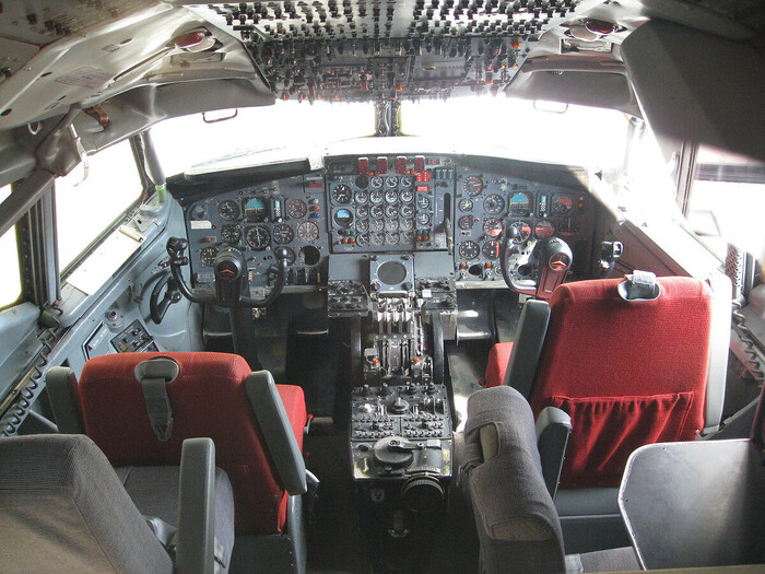 Кабина Boeing 707