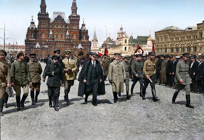 Ленин на параде войск Всевобуча (всеобщего военного обучения). Москва, 25 мая 1919 года.(<a href="https://pikabu.ru/story/bruschatka_dlya_krasnyikh_legionov_14045046?u=https%3A%2F%2Fklimbim2014.wordpress.com%2F2019%2F11%2F26%2Flenin-%25D0%25BB%25D0%25B5%25D0%25BD%25D0%25B8%25D0%25BD-1919-2%2F&t=%D0%98%D1%81%D1%82%D0%BE%D1%87%D0%BD%D0%B8%D0%BA&h=041b3e2a81efbea68254809bcebb55e7d3ae0649" title="https://klimbim2014.wordpress.com/2019/11/26/lenin-%D0%BB%D0%B5%D0%BD%D0%B8%D0%BD-1919-2/" target="_blank" rel="nofollow noopener">Источник</a>)