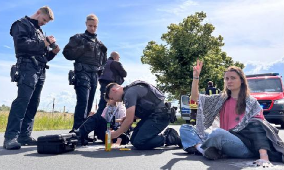 Germany: Protest against the military industry Peacefully against genocide - Politics, Negative, Germany, Berlin, Protest, Resistance, Civil resistance, Militarism, Rheinmetall, Exhibition, Air Show, Israel, Genocide, Gaza Strip (Territory), Palestine