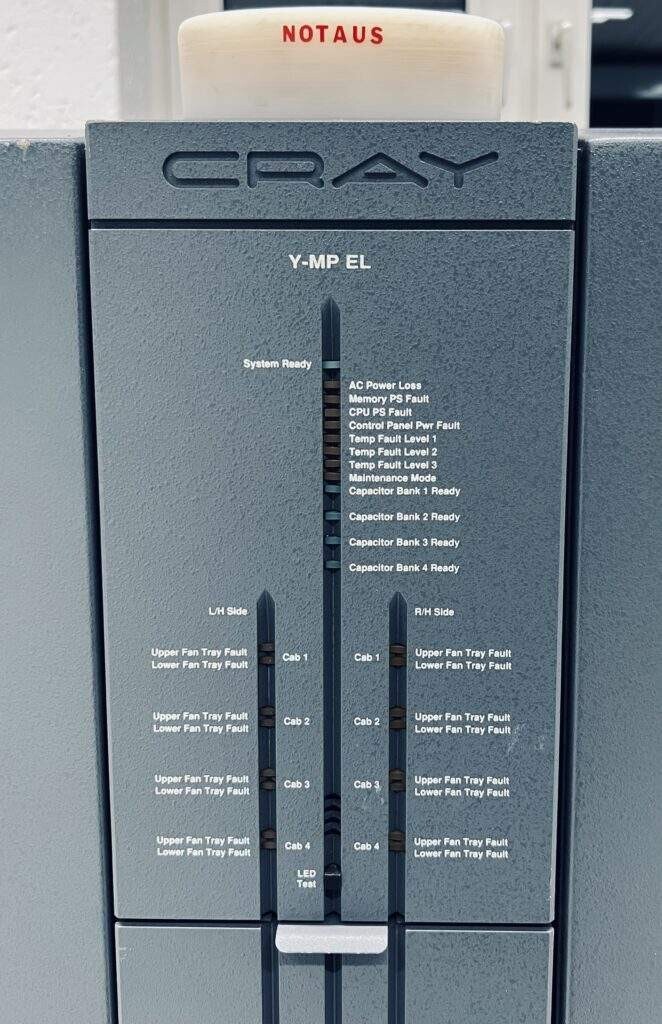 Фронтальная панель суперкомпьютера Cray и индикаторы стадий запуска. Сверху кнопка включения.