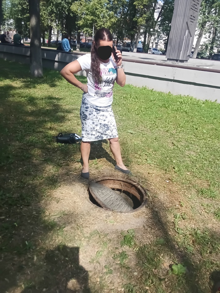 Люк реально меньше кольца!
