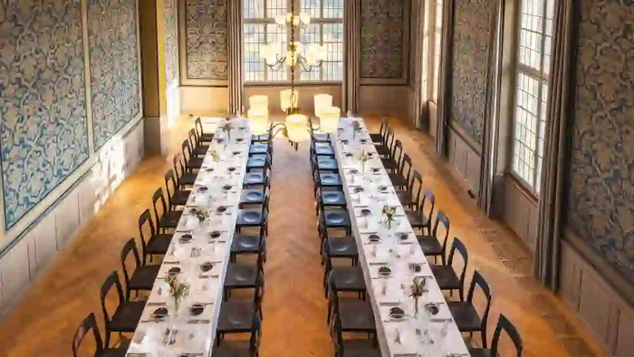 Зал для приемов по-прежнему исполняет свою функцию.