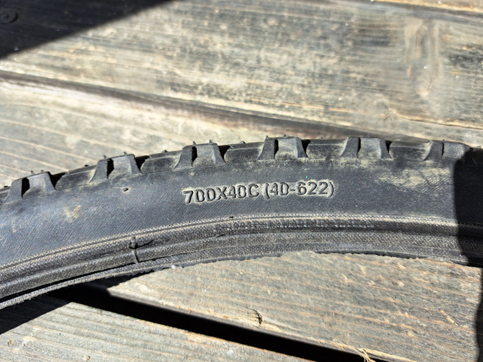 700X40C (40-622)