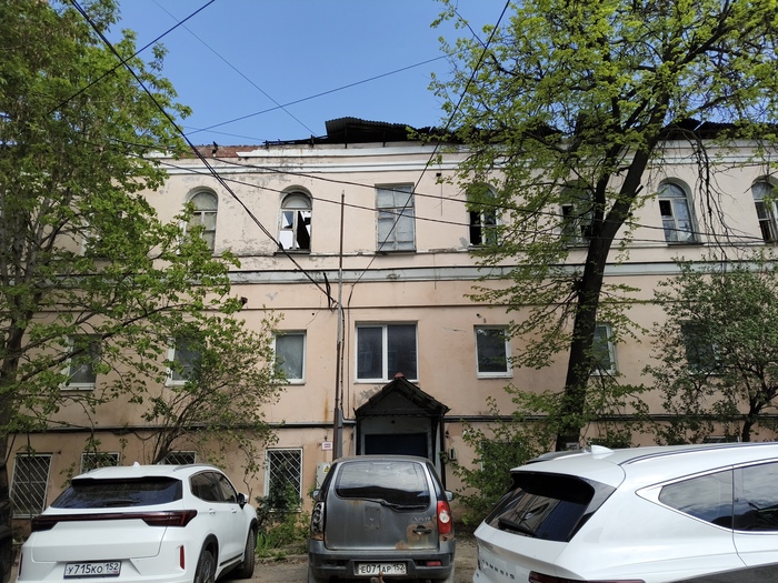 Еще недавно здесь жили. Жилые дома сохранились, но жить я бы там не очень хотел, если, конечно, тебе не двадцать лет