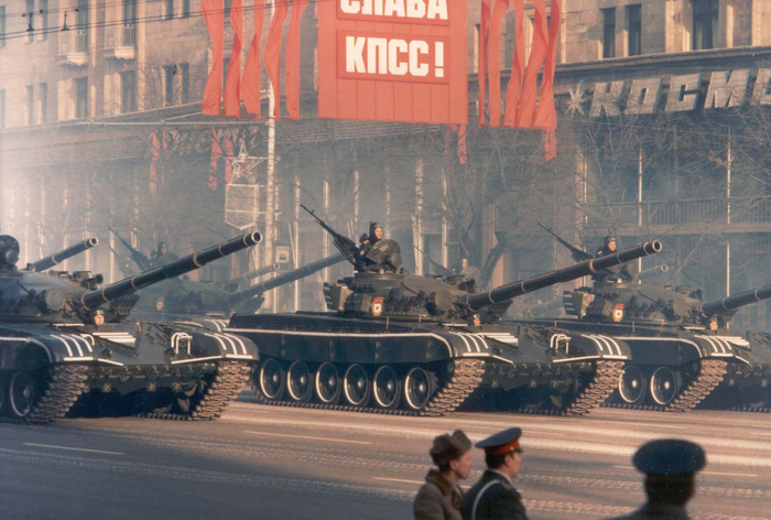 Краса и гордость Советской армии. Т-72А на параде 7 ноября 1983 года.