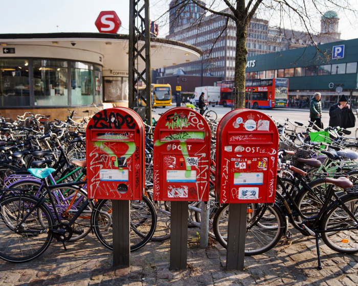 Красный почтовый ящик PostNord в Дании — один из символов эпохи бумажных писем.Фото: PostNord