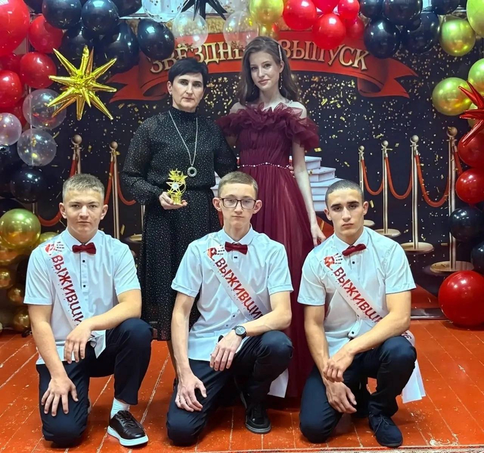 Кажется, победа в конкурсе на самую креативную ленточку выпускника в этом году уходит двум школам в Алексеевском округе — «Выжившие 2026»
