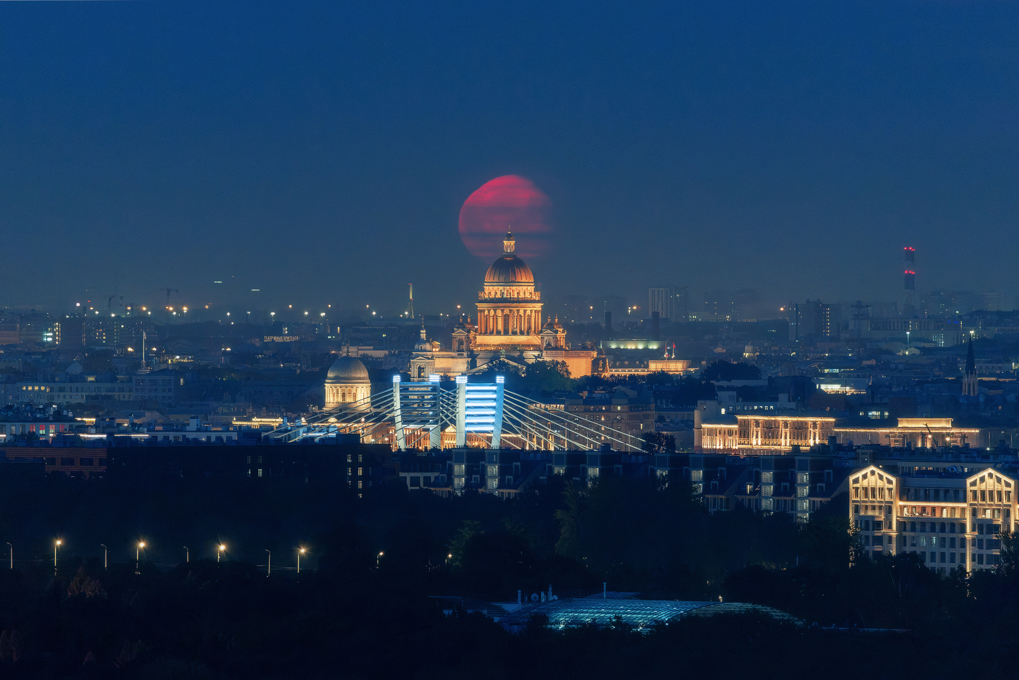 Saint Petersburg and the moon that has pooped out of the clouds - My, The photo, Saint Petersburg, Saint Isaac's Cathedral, The cathedral, Betancourt Bridge, moon