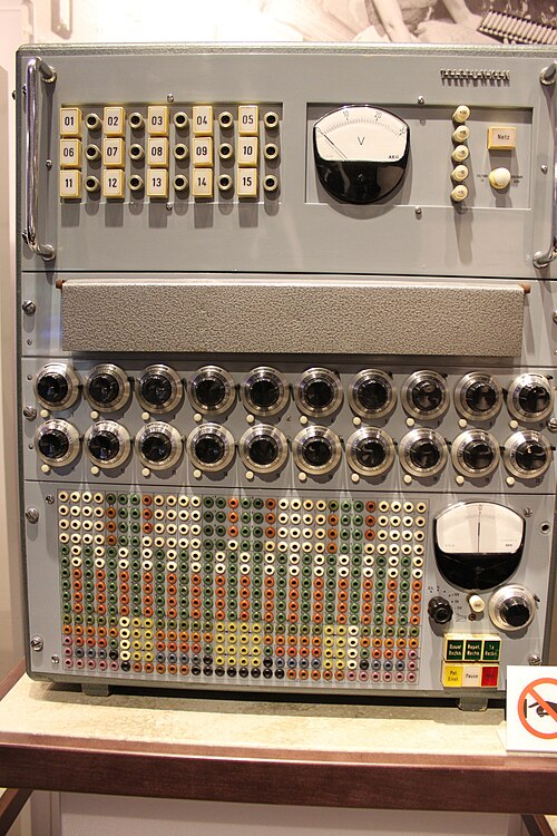 Telefunken RAT700/2 (<a href="https://commons.wikimedia.org/wiki/File:Telefunken_RAT_700-2_at_Computer_History_Museum_%289364493110%29.jpg" target="_blank" rel="nofollow noopener">Источник</a>)