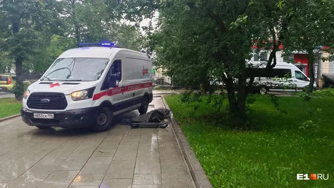 The body of a scooter rider was found in the center of Yekaterinburg. - Series Articles from the web, Negative, Incident, Driver, Yekaterinburg, Death, Sidewalk, Kick scooter, Scooters, Electric scooter